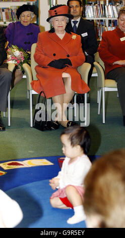 La reine Elizabeth II de Grande-Bretagne regarde un cours de baby Boogie pendant sa visite de la bibliothèque Jubilee à Brighton aujourd'hui. Banque D'Images