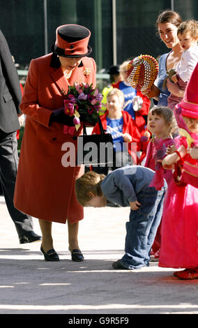 Edward Manfield, âgé de quatre ans, fait un très petit nœud avec la reine Elizabeth II de Grande-Bretagne alors qu'elle quitte la bibliothèque Jubilee à Brighton aujourd'hui. Banque D'Images