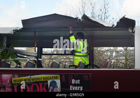 Un double dunker sur Charlotte Street à Édimbourg avec une partie de son toit déchirée est inspecté avant d'être emmené. Le toit a été arraché par un camion ce matin à l'heure de pointe de la ville. Banque D'Images