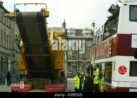 Un double dunker (à droite) sur la rue Charlotte à Édimbourg, après qu'une partie de son toit a été arrachée par le camion à gauche, est inspecté avant d'être emmené.Le toit a été arraché ce matin à l'heure de pointe de la ville. Banque D'Images