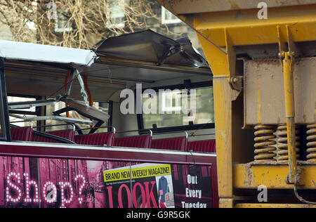 Un double dunker sur Charlotte Street à Édimbourg après une partie de son toit a été déchiré par le camion sur la droite pendant l'heure de pointe de la ville ce matin. Banque D'Images