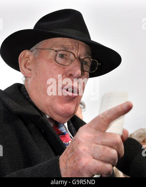 Ian Paisley, chef du Parti unioniste démocratique, arrive au centre des élections de Ballymena Co Antrim, où Martin McGuinness et lui-même de Sinn Fein devraient être élus à l'Assemblée de l'Irlande du Nord. Banque D'Images