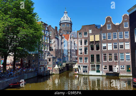 Maisons sur le Oudezijds Kolk Canal et la Basilique de Saint Nicolas à Amsterdam, Hollande Banque D'Images
