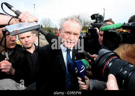 Martin McGuinness de Sinn Fein arrivant au centre de loisirs Seven Towers de Ballymena, Co.Antrim. Banque D'Images