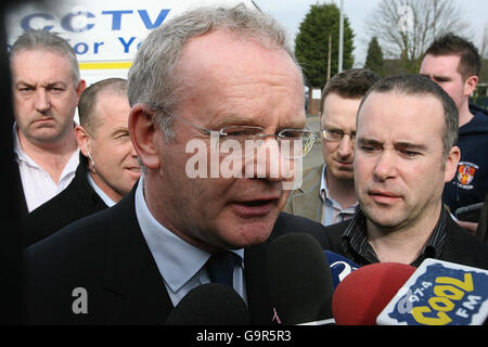 Martin McGuinness de Sinn Fein arrivant au centre de loisirs Seven Towers de Ballymena, Co.Antrim. Banque D'Images