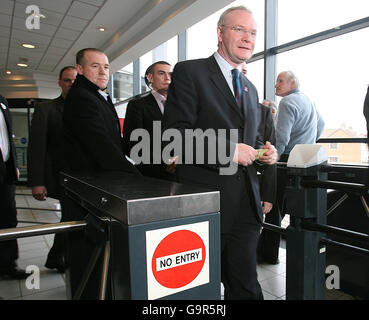 Martin McGuinness de Sinn Fein arrivant au centre de loisirs Seven Towers de Ballymena, Co.Antrim. Banque D'Images