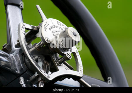 Commandes au volant d'une Rolls Royce Voiture vintage Banque D'Images