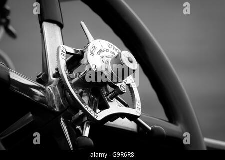 Commandes au volant d'une Rolls Royce Voiture vintage en noir et blanc Banque D'Images