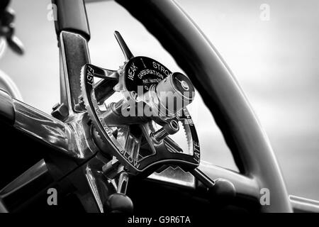 Commandes au volant d'une Rolls Royce vintage voiture avec un effet de solarisation Banque D'Images