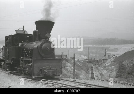 Années 1930, train à vapeur historique, le transport du charbon des mines de Teplitz, dans les Sudètes, en Tchécoslovaquie d'avant la PREMIÈRE GUERRE MONDIALE11. Banque D'Images