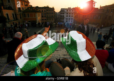 Les fans irlandais Helen O'Driscoll (à gauche) et Helen O'Riordan de Cork, regardent le soleil se coucher des marches espagnoles dans le centre de Rome. Banque D'Images