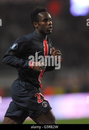 Football - coupe UEFA - Round de 32 - second Leg - Paris Saint Germain / AEK Athènes - Parc de la Princesse. Peguy Luyindula, Paris Saint Germain Banque D'Images