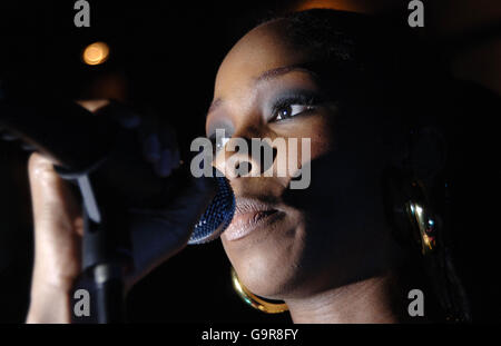 Jamelia effectue un concert intime pour aider à la thérapie de musique Nordour-Robbins au Hard Rock Cafe, Old Park Lane, West London. Banque D'Images