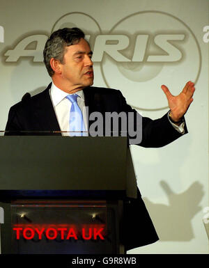 Le chancelier britannique Gordon Brown s'exprime lors d'une visite au lancement de la nouvelle Toyota Auris à Toyota, Burnston, Derbyshire. Banque D'Images