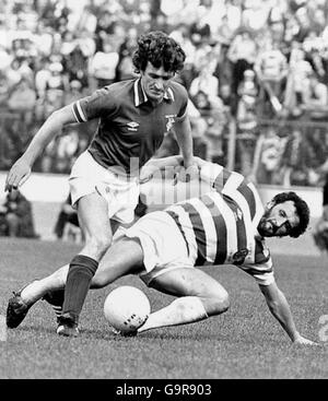 (L-R) Sandy Jardine des Rangers surpasse Danny McGrain du Celtic Banque D'Images