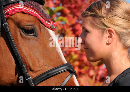 Femme avec bride / Warmblood allemand Banque D'Images