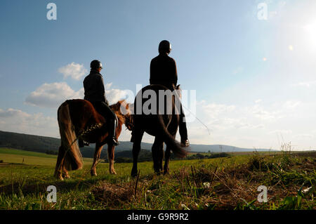 Les filles équitation chevaux Islandais Banque D'Images