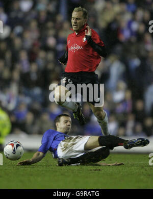 Football - coupe de l'UEFA - Round de 16 - First Leg - Rangers v Osasuna - Stade Ibrox.Les Rangers Allan Hutton défie Osasuna Luis Juan lopez Gomez lors de la coupe de l'UEFA de 16 First Leg Match au stade Ibrox, à Glasgow. Banque D'Images