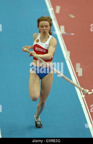 Athlétisme - Championnats européens d'athlétisme en salle 2007 - National Indoor Arena.Svetlana Feofanova, de Russie, sur le chemin de la victoire de l'or dans la finale de la Banque de Pôle des femmes Banque D'Images