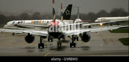 Un avion fait la queue dans le train pour un décollage à l'aéroport de Londres Heathrow. Banque D'Images