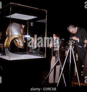 Photographier le masque d'or solide qui a été placé sur la tête de la momie de Toutankhamon. Ici, il est vu à l'exposition du British Museum. Banque D'Images