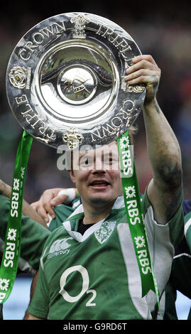 Brian O'Driscoll, de l'Irlande, célèbre sa victoire en 19-18 avec la Triple couronne à la suite du match des RBS 6 Nations à Murrayfield, Édimbourg. Banque D'Images