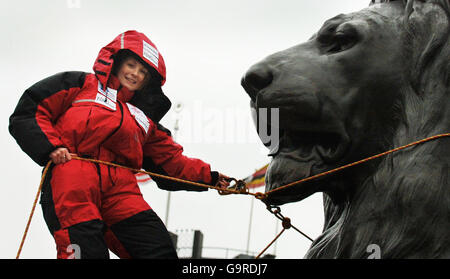 La femme de Pembrokeshire Tori James, 25 ans, et 5' 2' dans Trafalgar Square à Londres aujourd'hui avant de partir avec l'équipe Everest 2007 en aide à la Prince's Trust. Si elle réussit, elle deviendra la plus jeune femme britannique, et la première femme galloise, à conquérir la plus haute montagne du monde. Banque D'Images