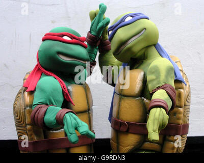 Les Tortues Ninja lancent un nouveau film.Le mutant adolescent Ninja Turtles Raphael, à gauche, et Michel-Ange lancent le nouveau film, TMNT: The Movie, à Londres. Banque D'Images