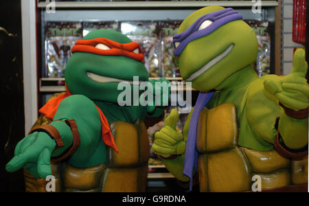 Le mutant adolescent Ninja Turtles Raphael, à gauche, et Michel-Ange lancent le nouveau film, TMNT: The Movie, à Londres. Banque D'Images