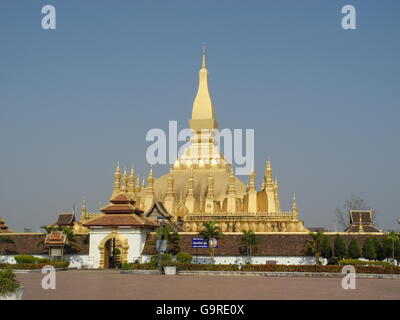 Stupa doré au Pha That Luang, Vientiane, Vientiane, Laos, Asie / Vientiane Banque D'Images