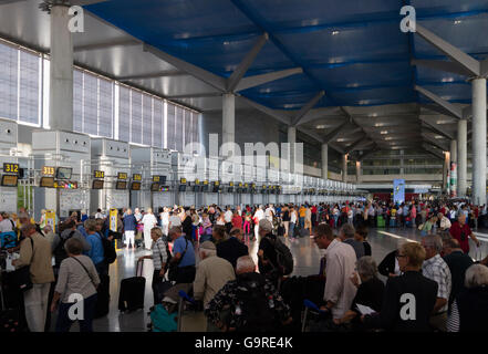 Malaga, Costa del Sol, la province de Malaga, Andalousie, Espagne du sud. L'arrivée des files d'attente dans l'aéroport. Banque D'Images