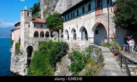 Ermitage de Santa Caterina del Sasso Ballaro, monastère catholique romaine, colonnade, Lago Maggiore, Gemonio, Province de Varèse, Lombardie, Italie Banque D'Images