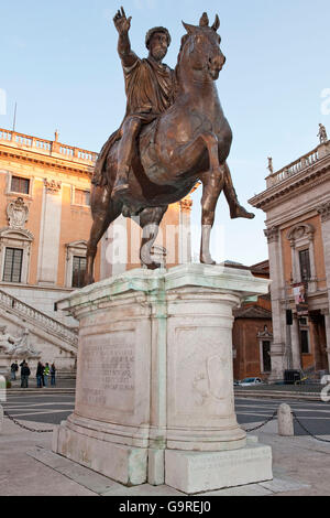 Statue de Marc Aurel, Place du Capitole, Rome, Italie / Statua equestre di Marco Aurelio, Piazza del Campidoglio, l'empereur Marc Aurèle Banque D'Images