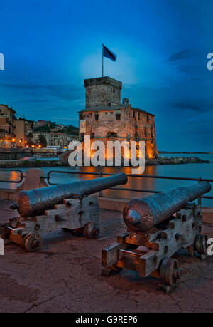 Canons en face du château, construit en 1551, le port de Rapallo, province de Gênes, Ligury, Italie Banque D'Images