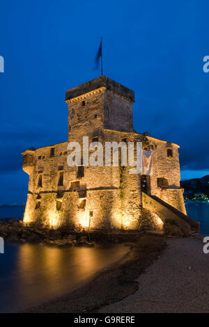 Château, construit en 1551, le port de Rapallo, province de Gênes, Ligury, Italie Banque D'Images