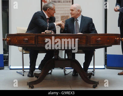 Le Secrétaire à l'intérieur, John Reid (à droite), se met de la main à Terry Davis, Secrétaire général du Conseil de l'Europe après avoir signé la Convention du Conseil sur la lutte contre la traite des êtres humains à Whitehall, dans le centre de Londres, sur la même table que William Wilberforce a rédigé les projets de loi originaux sur l'esclavage. Banque D'Images