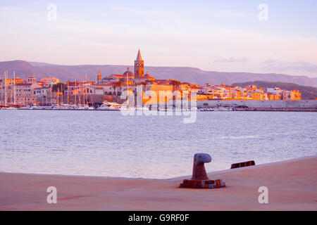 De soleil colorés sur Alghero, Italie. Banque D'Images