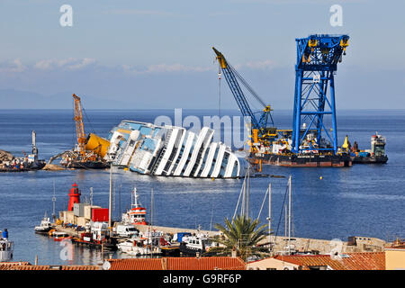 Travail de récupération au naufrage, un paquebot de croisière Costa Concordia, à l'île de port Giglio, Toscane, Italie / cruise ship, Isola del Giglio Banque D'Images