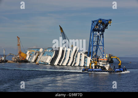 Travail de récupération au naufrage, un paquebot de croisière Costa Concordia, à l'île de port Giglio, Toscane, Italie / cruise ship, Isola del Giglio Banque D'Images