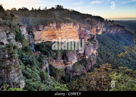 Formation de grès bleu montagne rocky Platon autour de Grand Canyon de Katoomba falls à trois sœurs de repère. Banque D'Images