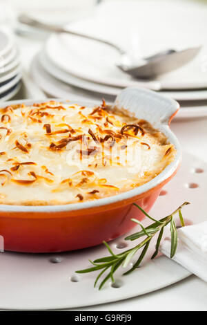 Un plat de la moussaka, un plat typiquement grec, préparé avec l'aubergine, la viande et le fromage Banque D'Images