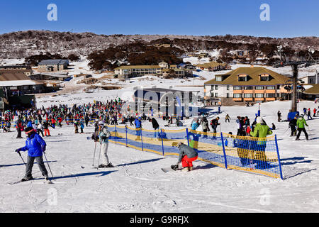 Une foule de gens épris de sports de neige dans la région de Perisher valley village de Kosciuszko National park le ski et le snowboard. Banque D'Images