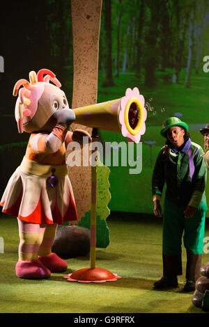 Dans la nuit Un jardin caractères caractères live show Banque D'Images