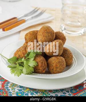 Boules de falafel servi sur une assiette. Banque D'Images