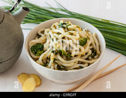 La nourriture japonaise. Les nouilles Udon avec le brocoli et les légumes Banque D'Images