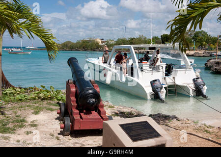 Plaque commémorative, le capitaine Kidd, cannon, Plongée Bateau, submersible, Bayahibe, la province de La Altagracia en République Dominicaine, Capt'n / Kidd Banque D'Images