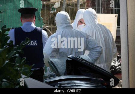 Un corps est enlevé de la scène d'une fusillade fatale d'un homme de 26 ans dans un bloc d'appartements vers 23h45 la nuit dernière à Clontarf dans le nord de Dublin. Banque D'Images