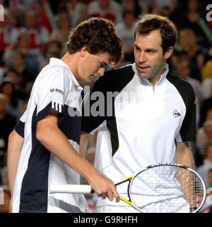 Greg Rusedski, joueur senior de Grande-Bretagne (à droite), s'entretient avec Jamie Murray, un partenaire double lors du match du groupe de la zone euro-africaine de la coupe Davis, One, contre la Hollande au NEC à Birmingham. Banque D'Images