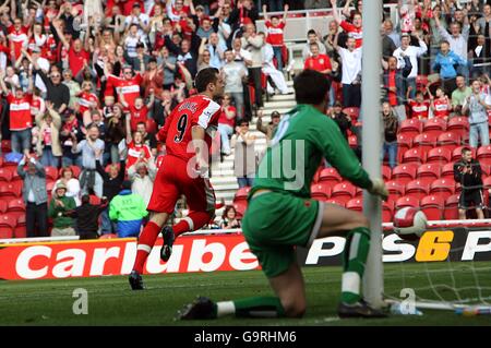 Mark Viduka (à gauche) de Middlesbrough se détourne pour célébrer le premier but au début du jeu, comme le gardien de but de Watford Ben Foster regarde dessus. Banque D'Images