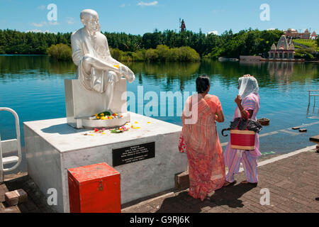 En hommage, les pèlerins hindous Saint Lac de Ganga Talao, Grand Bassin, Ile Maurice, Afrique, Océan Indien / Ganga Talao Banque D'Images
